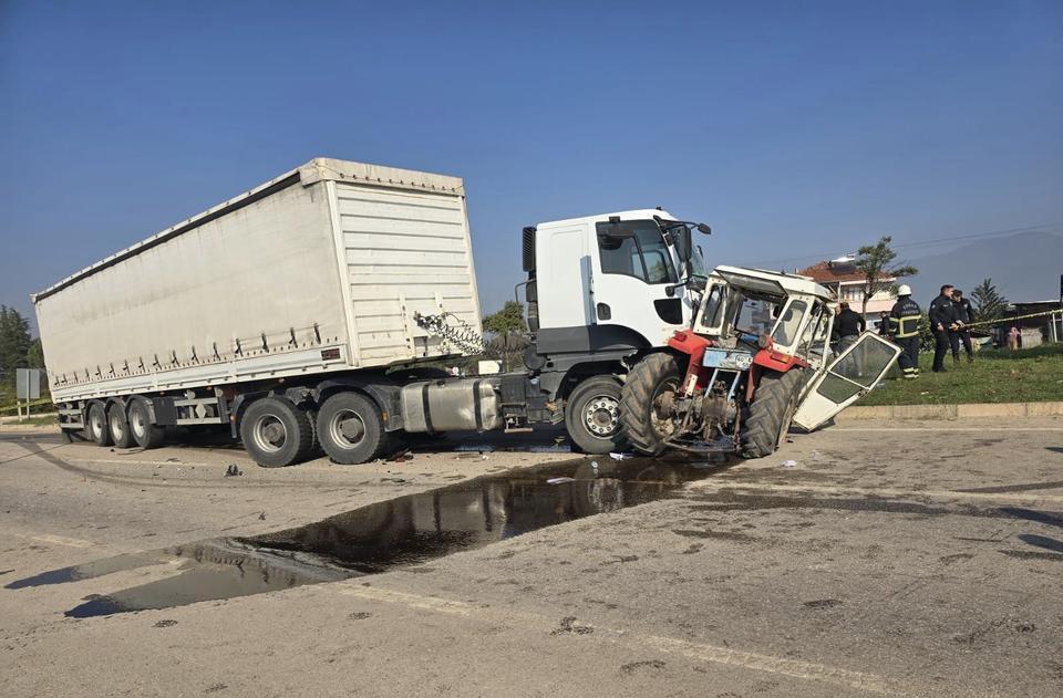 Tırın çarptığı traktördeki karı koca hayatını kaybetti