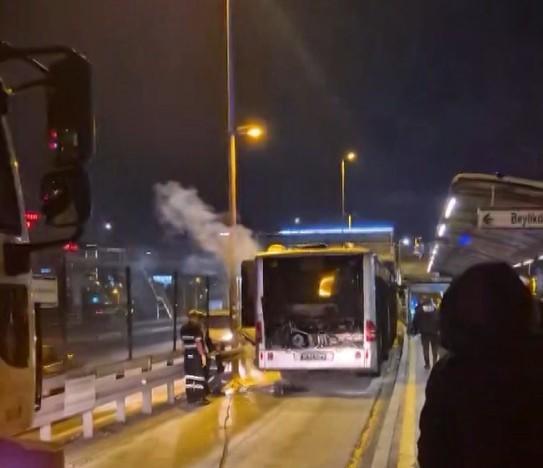 Metrobüsün motor bölümü yandı