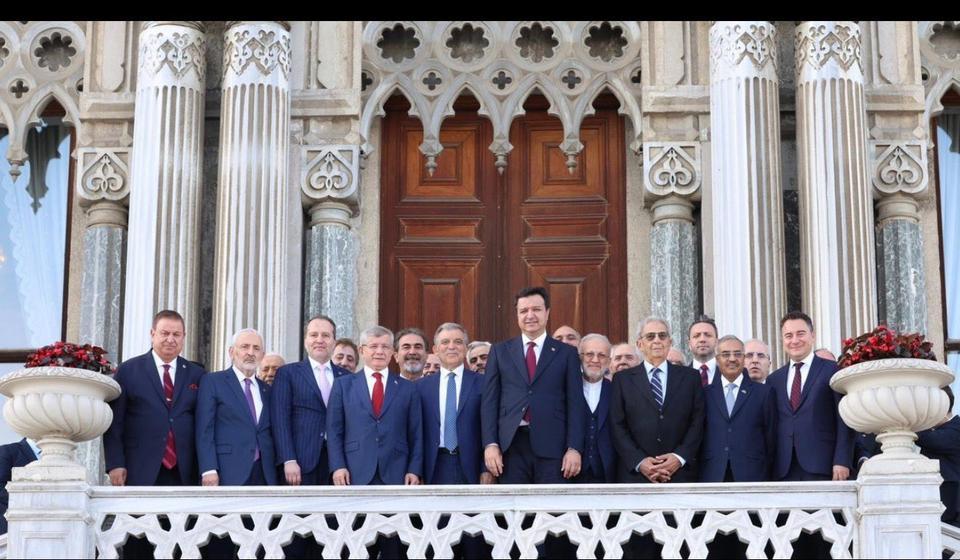 D-8 fotoğrafı siyaseti hareketlendirdi