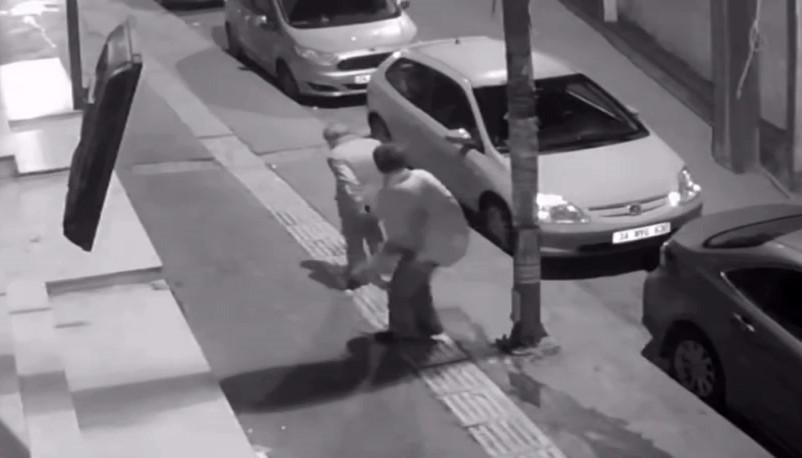 Alkollü kadın, yaşlı adamı öldüresiye dövdü