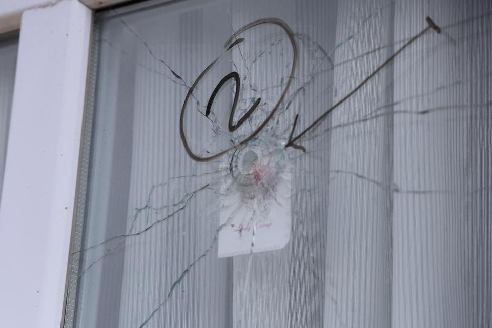 Silahlı saldırıda 23 yaşındaki kadın öldü, 10 yaşındaki çocuk ağır yaralandı