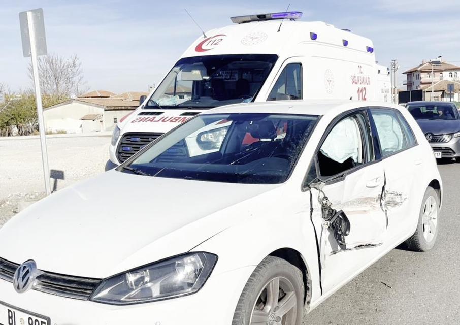 Kontrolden çıkan otomobil karşı şeride geçip araca çarptı: 1 yaralı