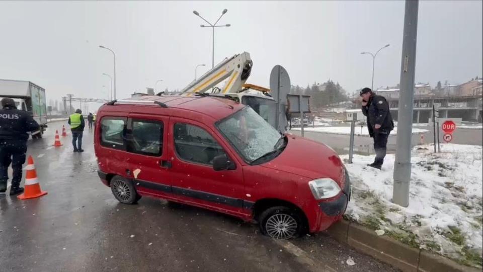 Kavşakta can pazarı: İki araç çarpıştı, 4 yaralı