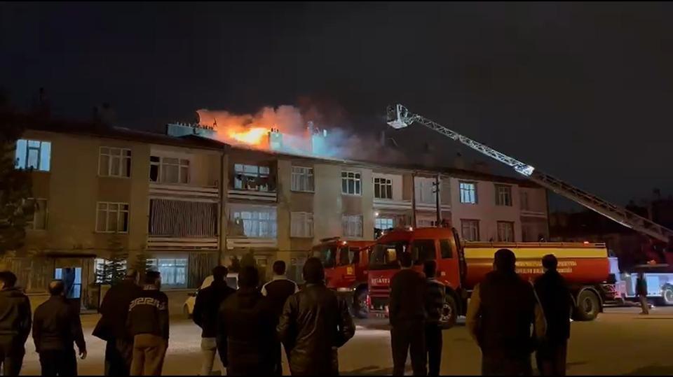 3 katlı apartmanın çatısında yangın paniği