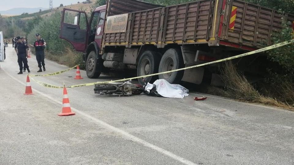 Kamyonla motosiklet çarpıştı, 19 yaşındaki genç hayatını kaybetti