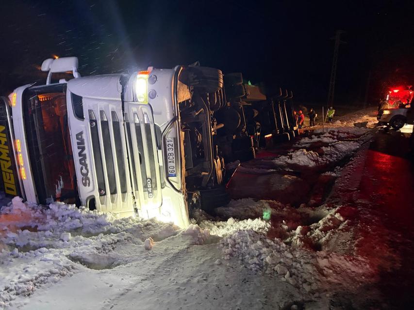 Büyükbaş hayvan yüklü tır devrildi