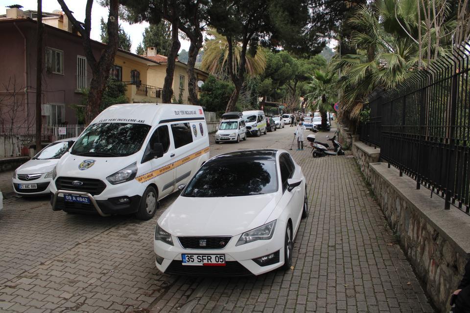 BIÇAKLANARAK ÖLDÜRÜLEN YAŞLI ÇİFTİN EVİNDE İNCELEMELER SÜRÜYOR