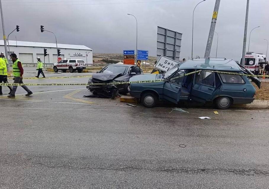 Kütahya'da iki otomobil çarpıştı: 2 ölü, 8 yaralı