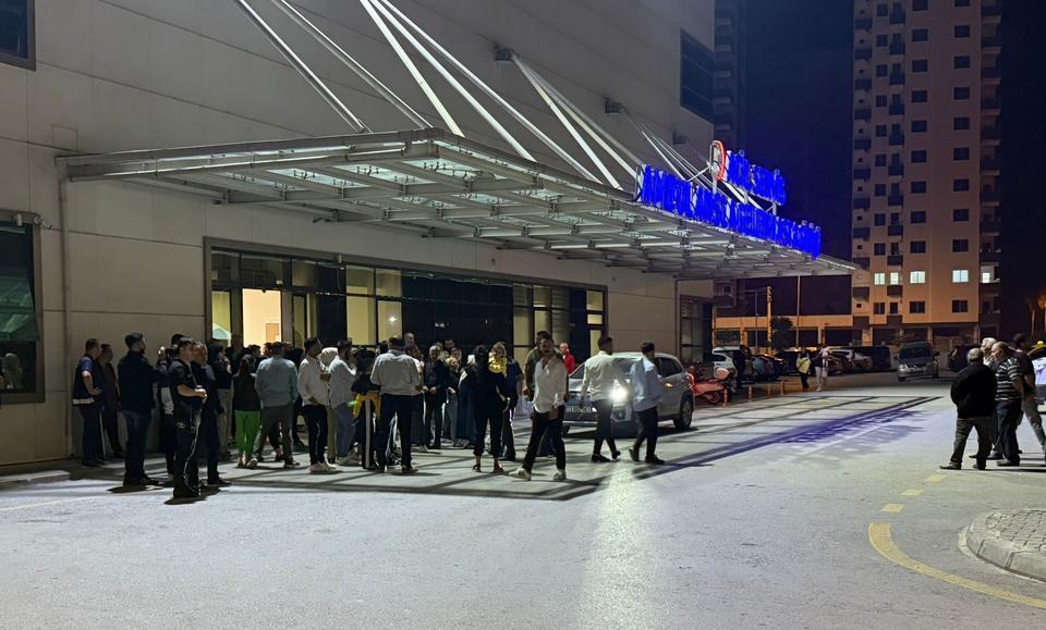 Düğün salonu önünde silahlı kavga: 5 yaralı