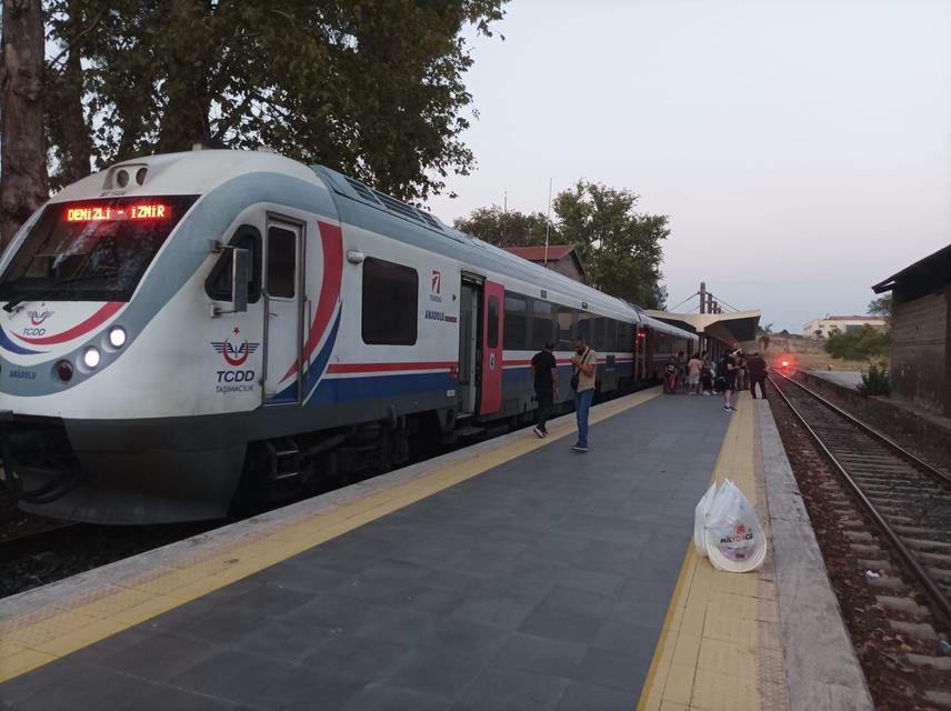 Denizli-İzmir treni Aydın'da arıza yaptı