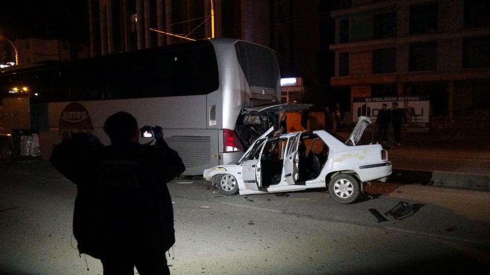 Çarptığı yolcu otobüsünün altına giren otomobildeki 3 kişi yaralandı