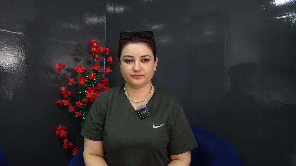 KAHRAMANMARAŞ'TA SAÇ KESİMİNİ BEĞENMEYEN MÜŞTERİNİN AKRABALARI KADIN KUAFÖRÜ DARP ETTİ İŞ YERİNİ BASARAK SALON SAHİBİNİ ÇOCUĞUNUN GÖZÜ ÖNÜNDE YERLERDE SÜRÜKLEYİP, DARP ETTİLER
