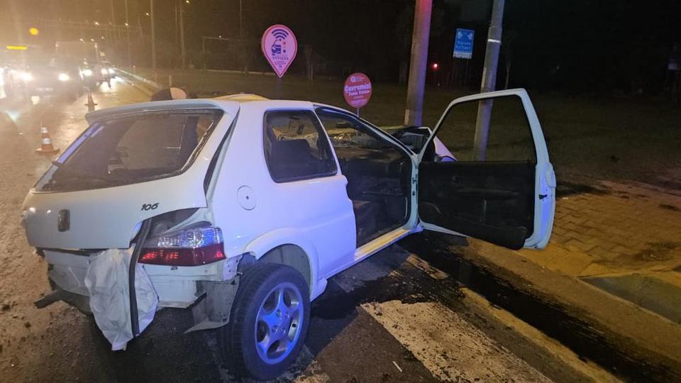 İki araç kavşakta çarpıştı: 1'i ağır 4 yaralı