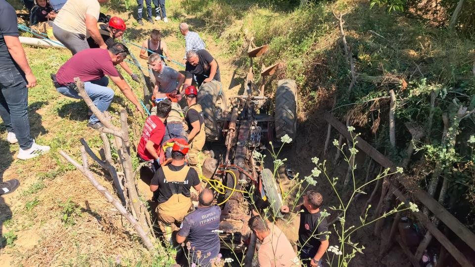 Torunlarıyla traktörün altında kaldı
