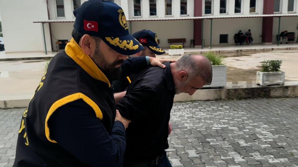 Eşini sokak ortasında öldürdü
