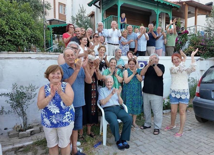 101 yaşına komşularının alkışlarıyla girdi