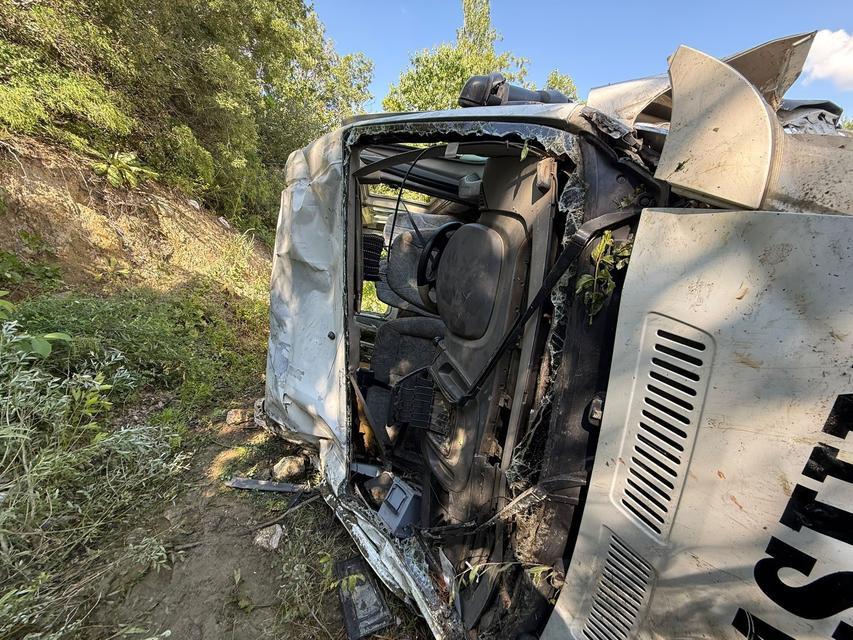 Minibüs tarlaya uçtu: Yaralılar var