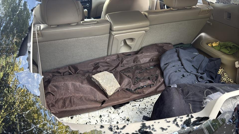 Trafikte yol verme kavgası: Taşla camını kırdıkları aracın sürücüsünü darbettiler