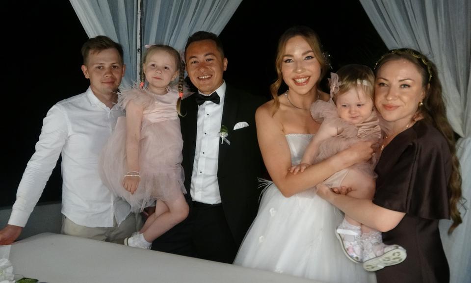 İLK GÖRÜŞTE AŞKLA BAŞLADI: SİBİRYALI GELİNE TÜRK USULÜ DÜĞÜN MERSİN ERDEMLİ'DE AÇIK HAVADA YAPILAN DÜĞÜNLE MESAFELERİ TANIMAYARAK AŞKIYLA EVLENEN MARİİA'YA KINA YAKILDI, ARDINDAN DA DAMADIN ÖNÜNDE TESTİ KIRDI DAMAT İLYAS CAN KİL: "AŞKIN GÜCÜ 10 BİN KİLOMETREYİ AŞTI VE BURAYA KADAR GELDİ" GELİN MARİİA SADNOVA: "BEN CAN İÇİN SİBİRYA'DAN ERDEMLİ'YE GELDİM, GELİNCE ANLADIM Kİ TÜRKİYE ÇOK GÜZEL"