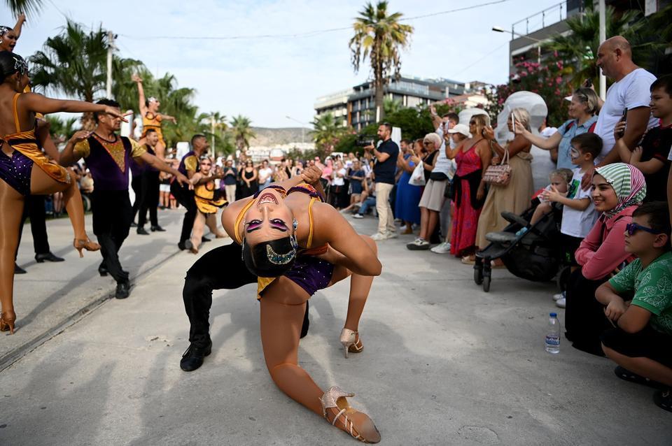 KUŞADASI SOKAK FESTİVALİ COŞKUSU ULUSLARARASI ARENAYA TAŞINDI