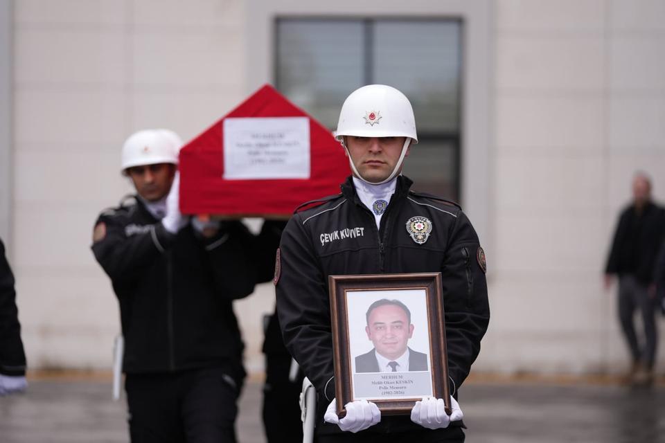 Polis memuru dövülerek öldürüldü