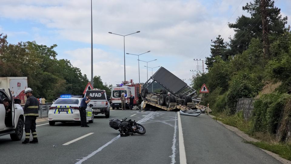Tır devrildi, 2 kişi hayatını kaybetti