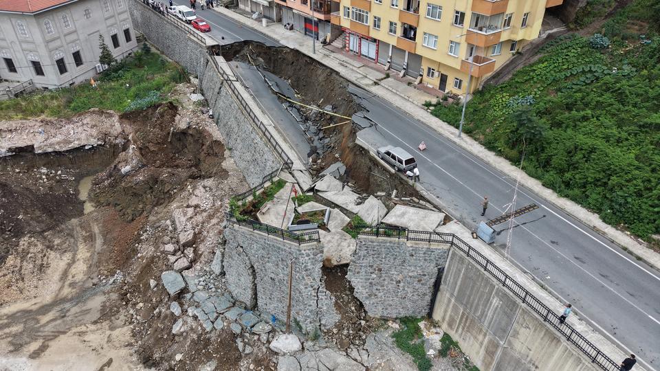 RİZE'DE 2 BİNANIN TAHLİYESİNE OLAN GÖÇÜK HAVADAN GÖRÜNTÜLENDİ