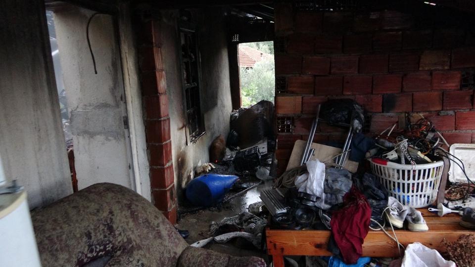 BENZİN İLE OCAKTA ODUN YAKMAK İSTERKEN EVİ YAKTI MANAVGAT'TA KARGİR KÖY EVİ YANDI, SAHİBİ YARALANDI