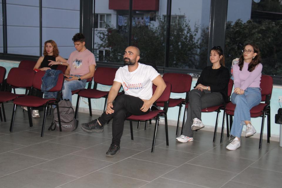 GELECEĞİN TİYATROCULARI BURADA YETİŞİYOR TİYATRO İLE ÖZGÜVENLERİNE KAVUŞTULAR