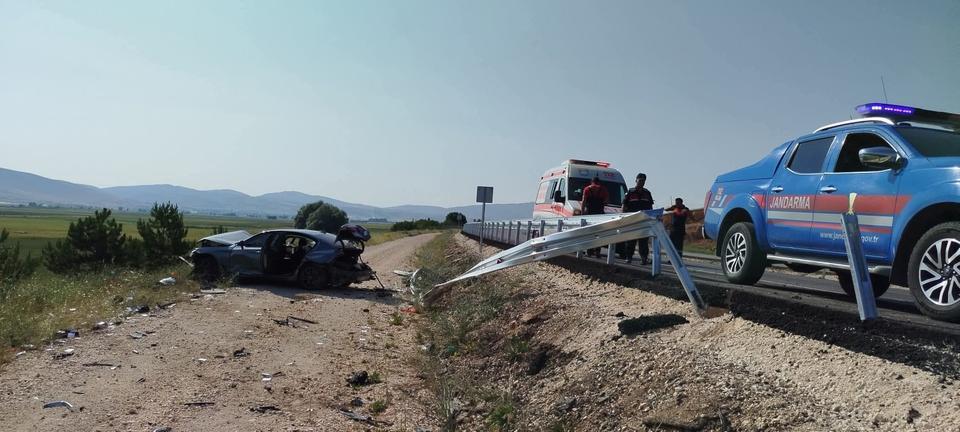 ANTALYA-DENİZLİ KARAYOLUNDA KONTROLDEN ÇIKAN OTOMOBİL ŞARAMPOLE DÜŞTÜ,3 YARALI
