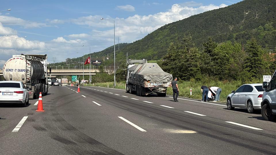 TEM OTOYOLU'NDA 2 TIR ÇARPIŞTI: 1 YARALI TIRIN KUPASI KAĞIT GİBİ EZİLDİ