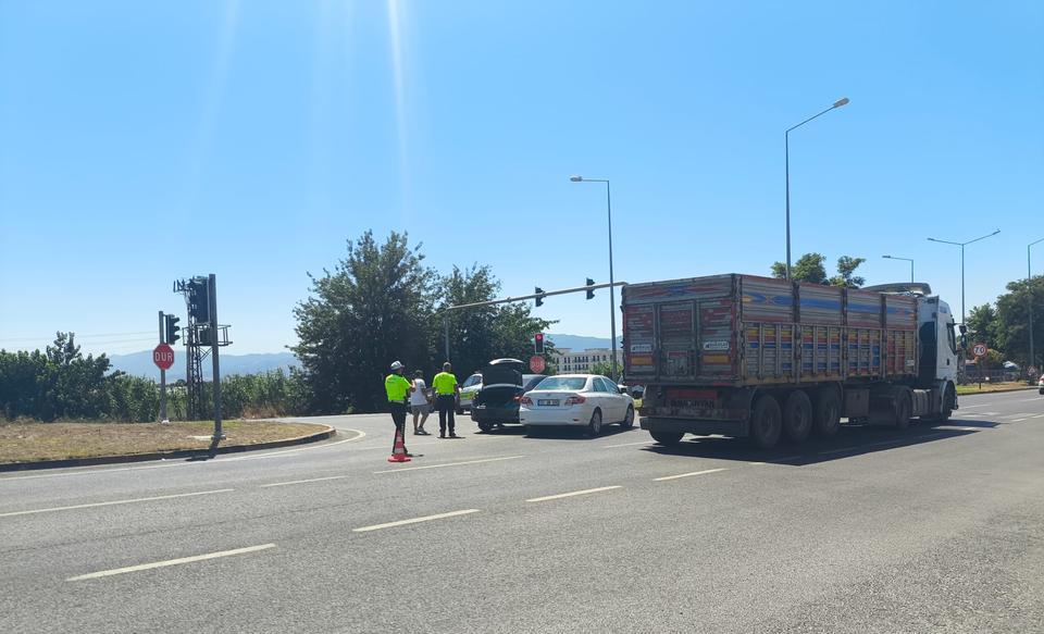 Aydın'da kavşakta dikkatsizlik pahalıya patladı