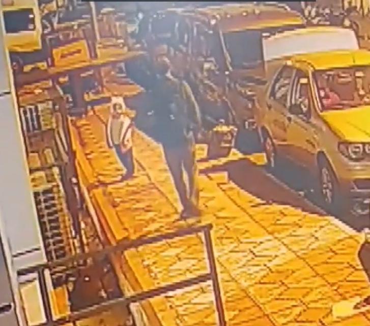 Korku dolu anlar: Babasını bekleyen çocuğu kaçırmaya çalıştı