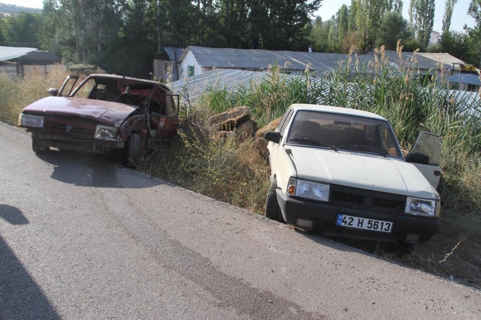 Otomobil emniyet şeridindeki otomobile çarptı: 2 yaralı