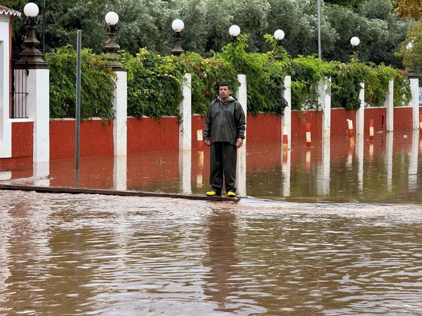 FETHİYE SAĞANAK YAĞIŞA TESLİM OLDU YOLLAR GÖLE DÖNDÜ, EV VE İŞ YERLERİNİ SU BASTI SEL SULARI DENİZİN RENGİNİ KAHVERENGİYE DÖNÜŞTÜRDÜ