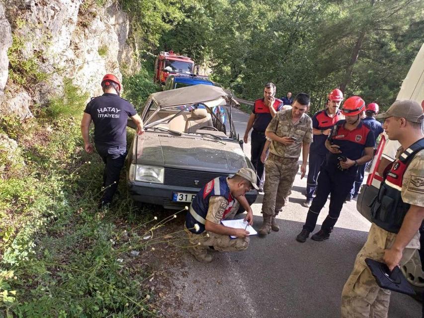 Hurdaya dönen otomobildeki 2 kişi yaralandı
