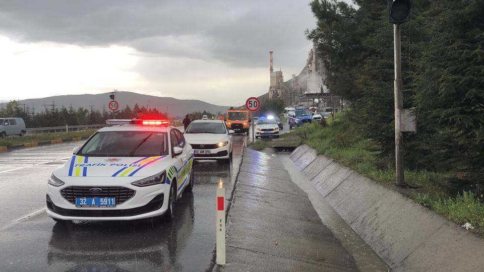 ISPARTA'DA KONTROLDEN ÇIKAN YOLCU MİDİBÜSÜ DEVRİLDİ: 15 YARALI ISPARTA VALİSİ ABDULLAH ERİN: "KAZADA TOPLAM 15 VATANDAŞIMIZ YARALANDI, ANCAK HAYATİ TEHLİKELERİ BULUNMUYOR" "KAZANIN MEYDANA GELDİĞİ BÖLGEDE DAHA ÖNCE DE BENZER OLAYLAR YAŞANDIĞINI BİLİYORUZ, BU NEDENLE GEREKLİ ÖNLEMLERİALACAĞIZ"