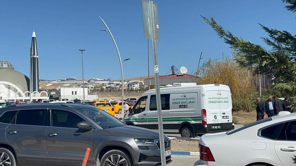 Barışmaya giderken öldürülen anne ve oğulları defnedildi