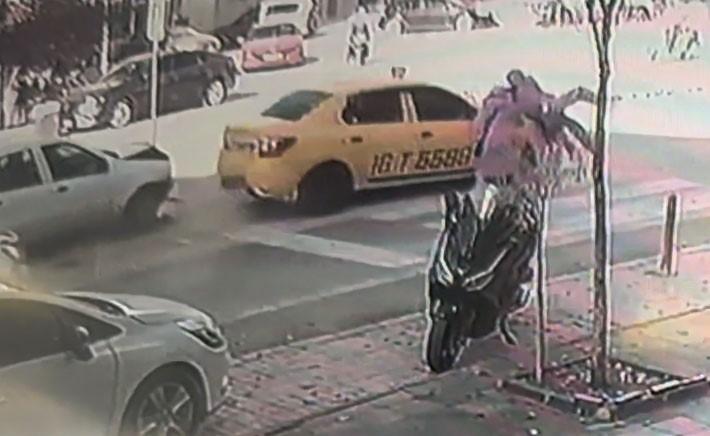 Yaya geçidinde anne ve bebeğe otomobil çarptı