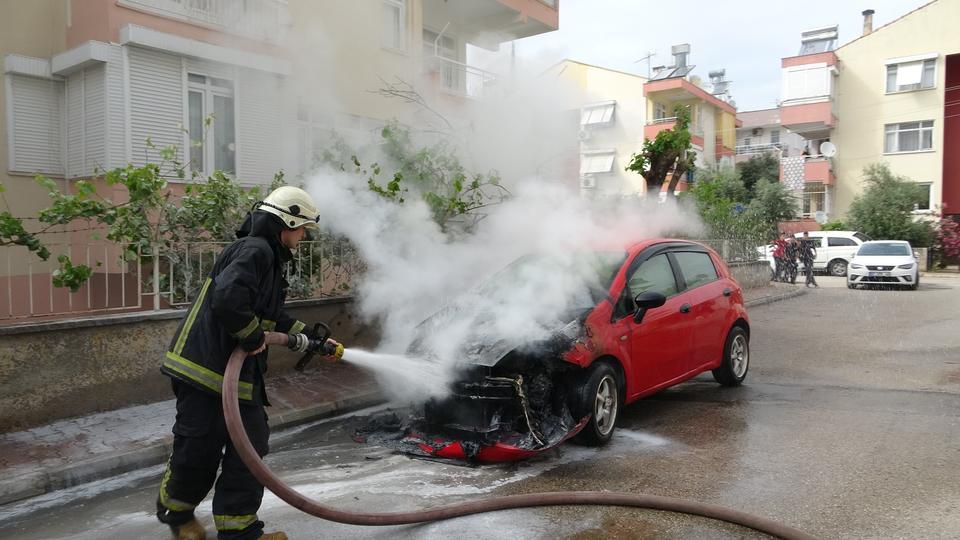 Otomobil alev alev yandı