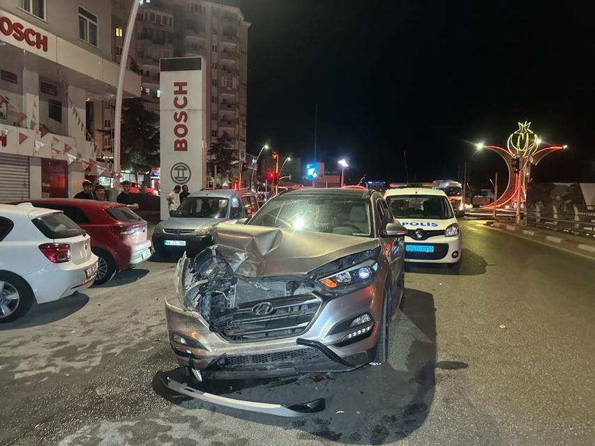 Otomobile arkadan çarptı! 2’si çocuk 6 kişi yaralandı