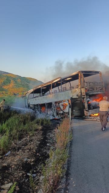 ANTALYA'DA YANAN YOLCU OTOBÜSÜ HURDAYA DÖNDÜ