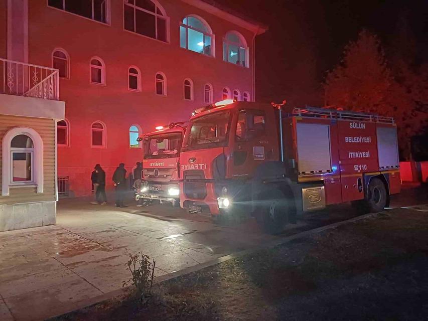 AFYONKARAHİSAR'DA KURAN KURSUNDA ÇIKAN YANGINDA 2 ÖĞRENCİ DUMANDAN ETKİLENİRKEN, KURSTA KALAN  ÖĞRENCİLER GEÇİCİ SÜRELİĞİNE BAŞKA BİR YURDA NAKLEDİLDİ. (GÖKTEN CEYLAN/AFYONKARAHİSAR-İHA)