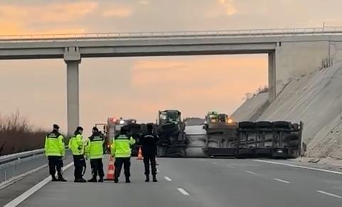 TANKER DEVRİLDİ, BURSA İZMİR OTOBANI TRAFİĞE KAPANDI DEVRİLEN TANKER YOLU KAPATINCA 25-30 KİLOMETRELİK TRAFİK OLUŞTU.