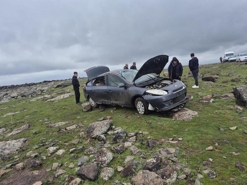Otomobil yoldan çıktı: 2'si bebek 6 yaralı