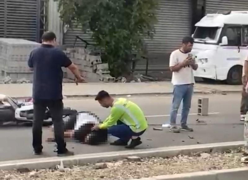 ADANA'DA TRAFİK KAZASINDA İNANILMAZ KURTULUŞ BİR MOTOSİKLETİN DİĞERİNE ÇARPTIĞI VE 2'Sİ AĞIR 3 KİŞİNİN YARALANDIĞI KAZA ANI SANİYE SANİYE GÖRÜNTÜLENİRKEN, ÇOCUK İNANILMAZ BİR ŞEKİLDE KAZA SONRASI AYAKTA KALDI