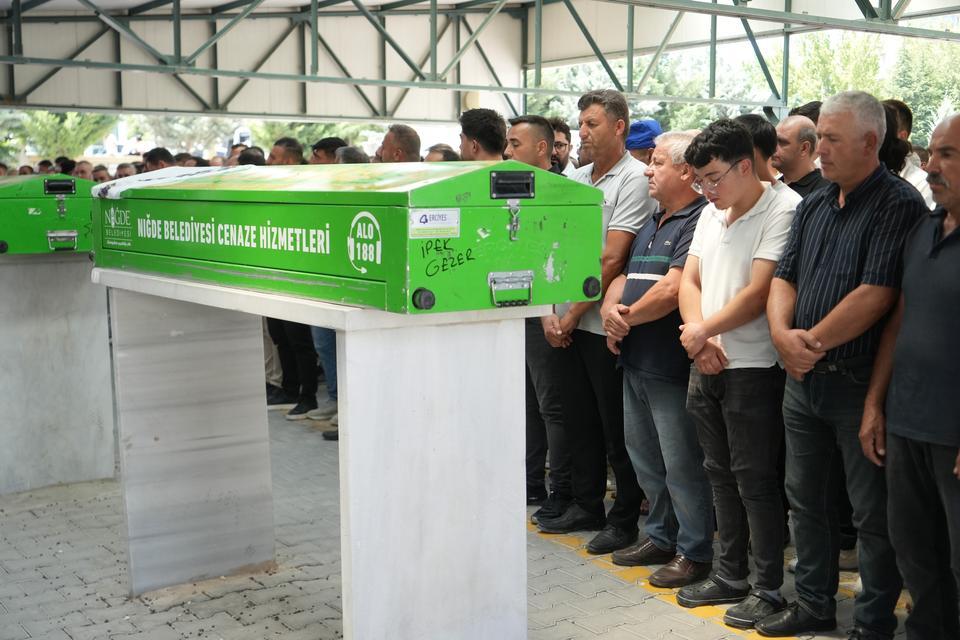 NİĞDE'DE OTOMOBİLDE ÖLÜ BULUNAN KADIN SON YOLCULUĞUNA UĞURLANDI