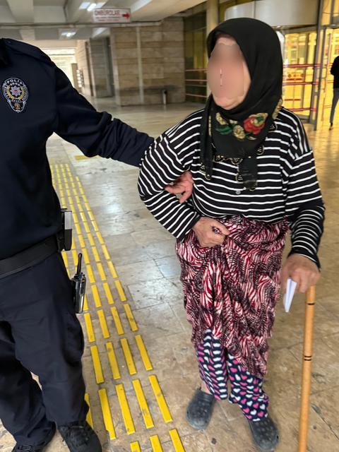 YAŞLI KADIN, KENDİSİNE TERLİK ATAN YEĞENİNİ BIÇAKLADI