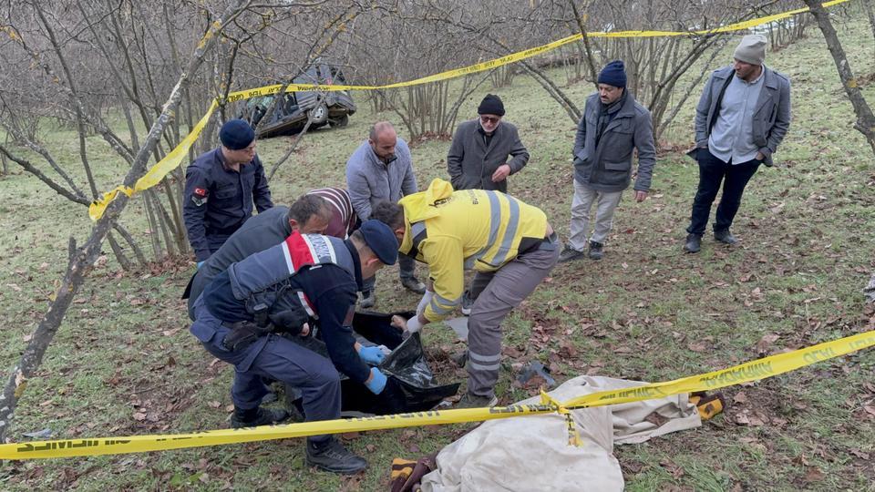 Yoldan çıkan araç uçuruma yuvarlandı: 1 ölü, 2 yaralı