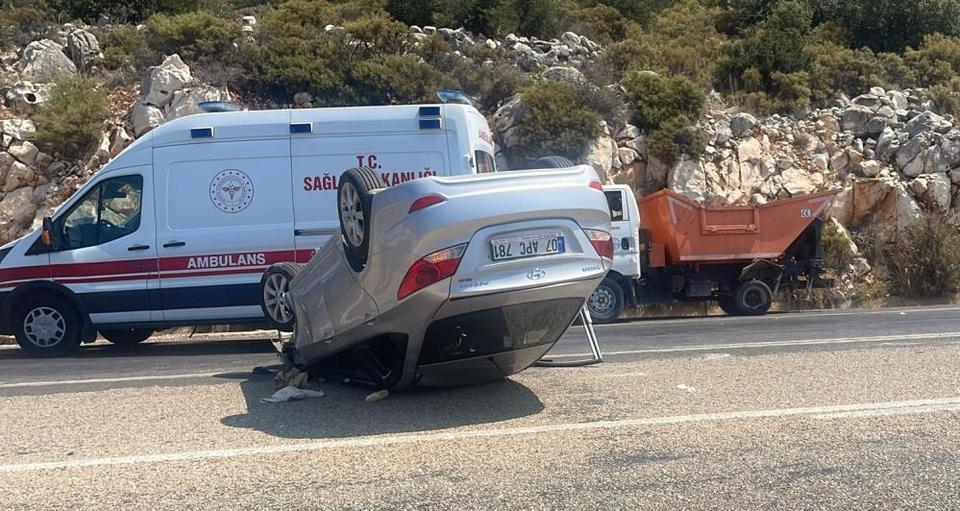 Çöp kamyonuna çarpan araç takla attı: 3 yaralı
